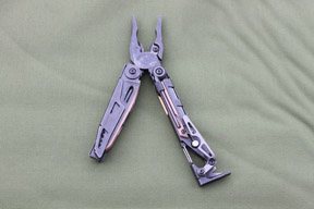 Leatherman MUT multi-tool - image {image:count}