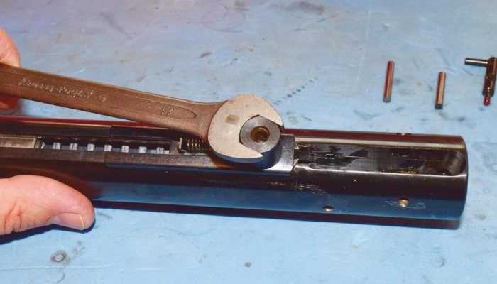 FITTING A NEW AIR RIFLE SPRING - image {image:count}