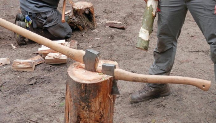 Safe Axe Usage - image {image:count}