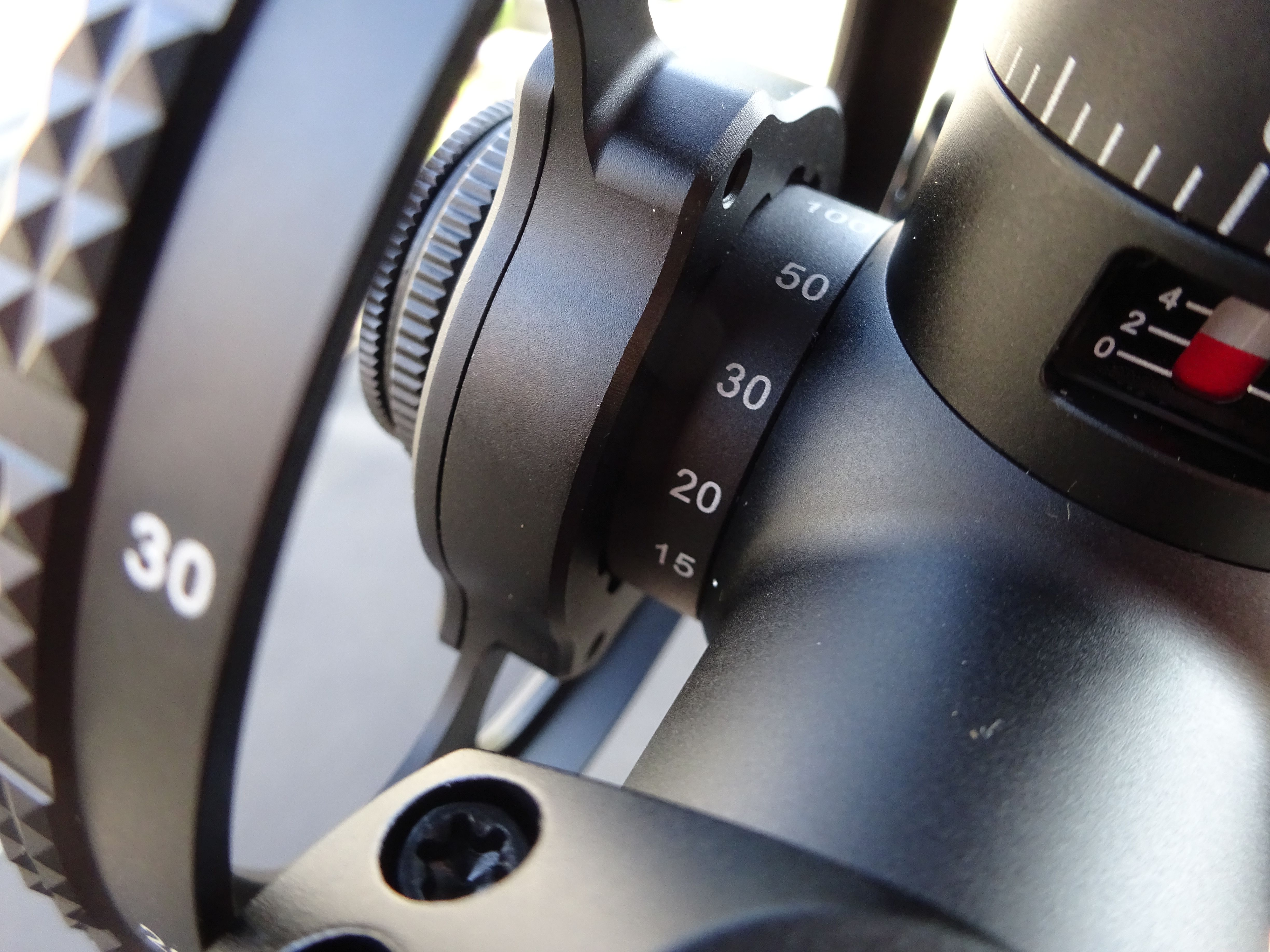 The large sidewheel which allows for more precise parallax adjustments.