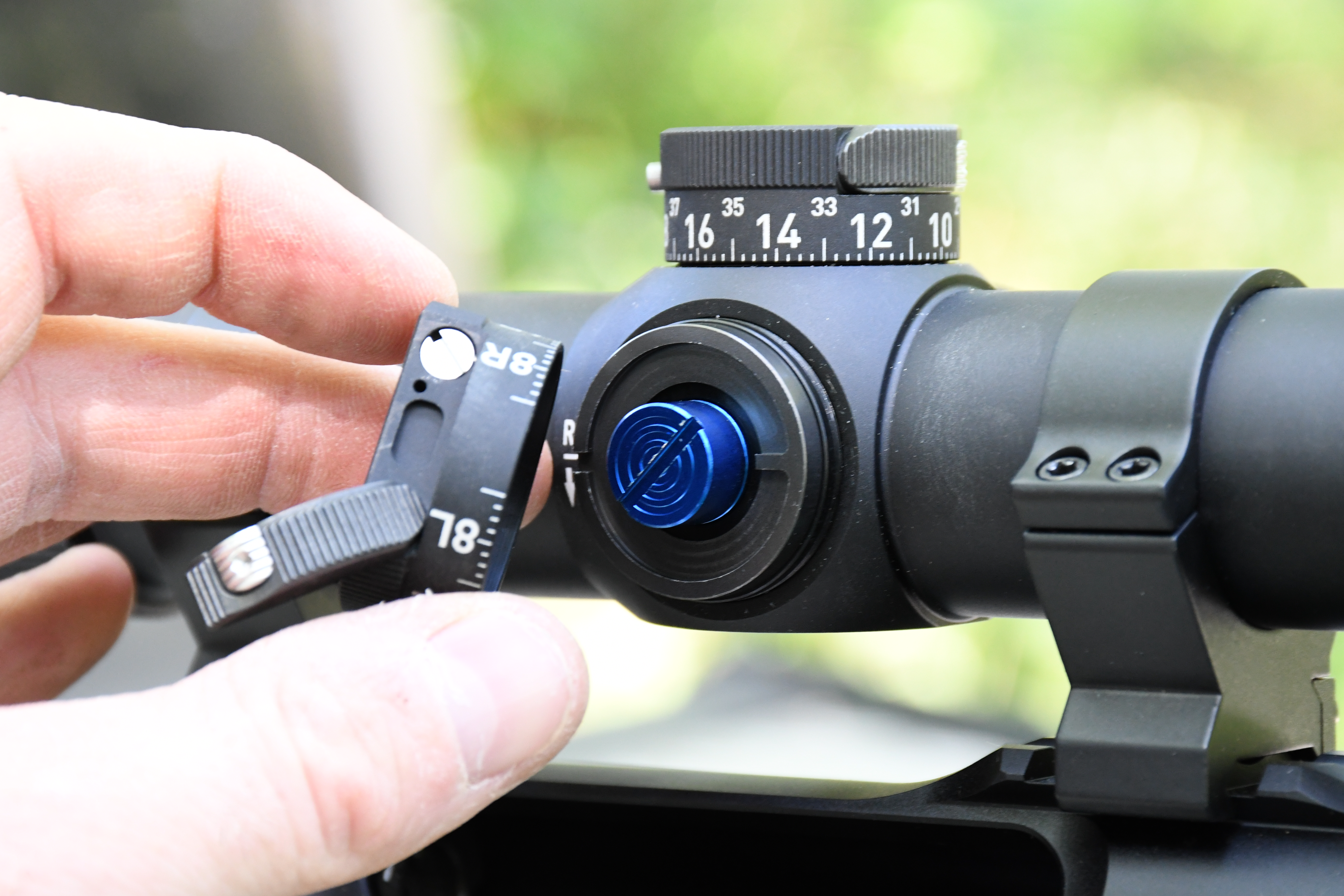 Leupold VX-6HD parallax dial with central illumination button