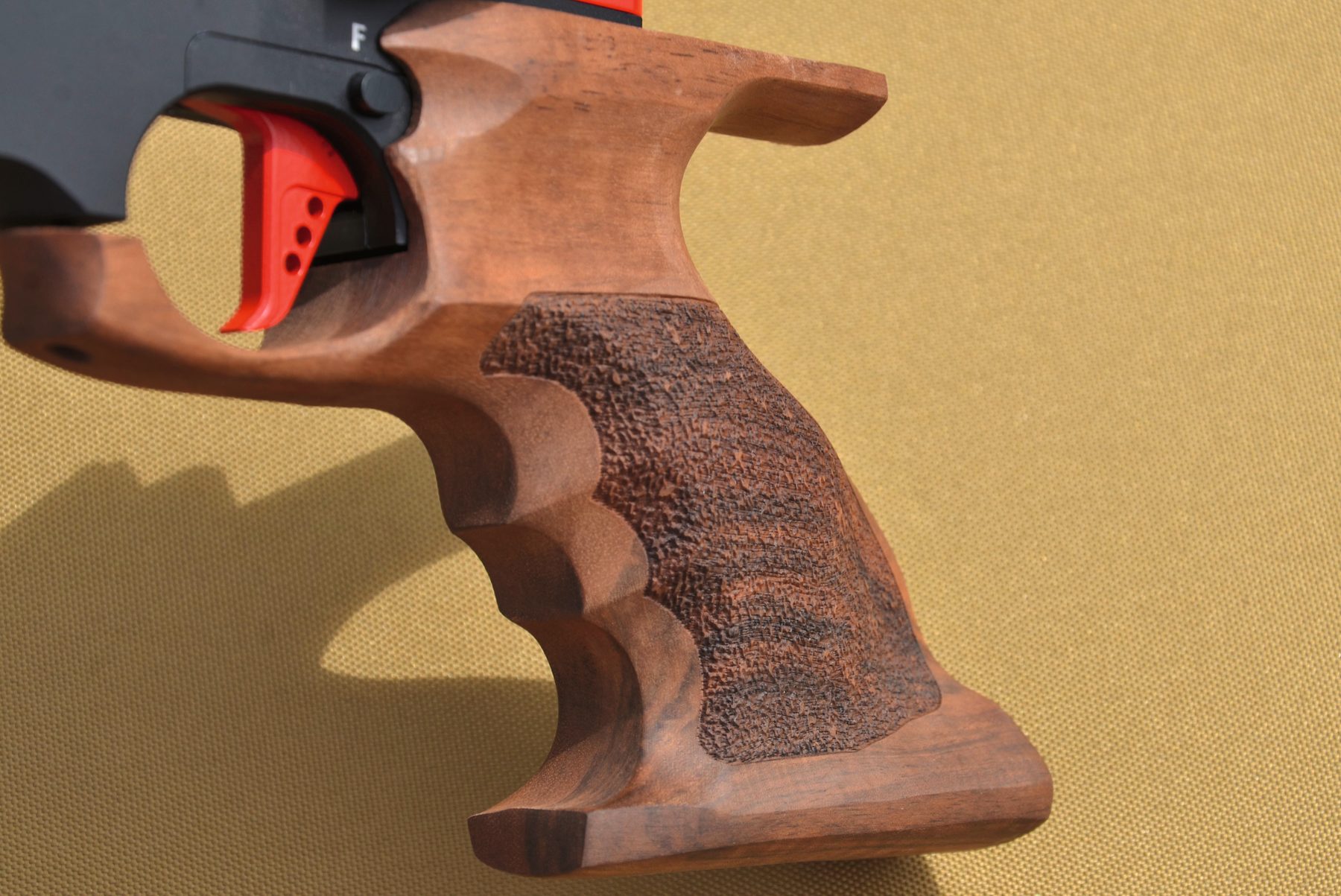 The ambidextrous anatomical Turkish walnut target grip on the Reximex Mito Race