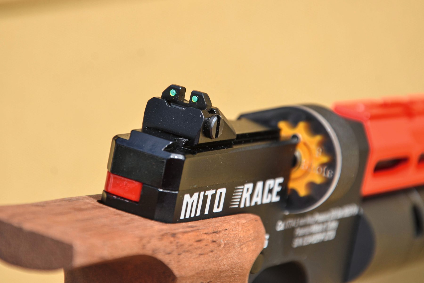 The red fibre-optic foresight element on the Reximex Mito Race