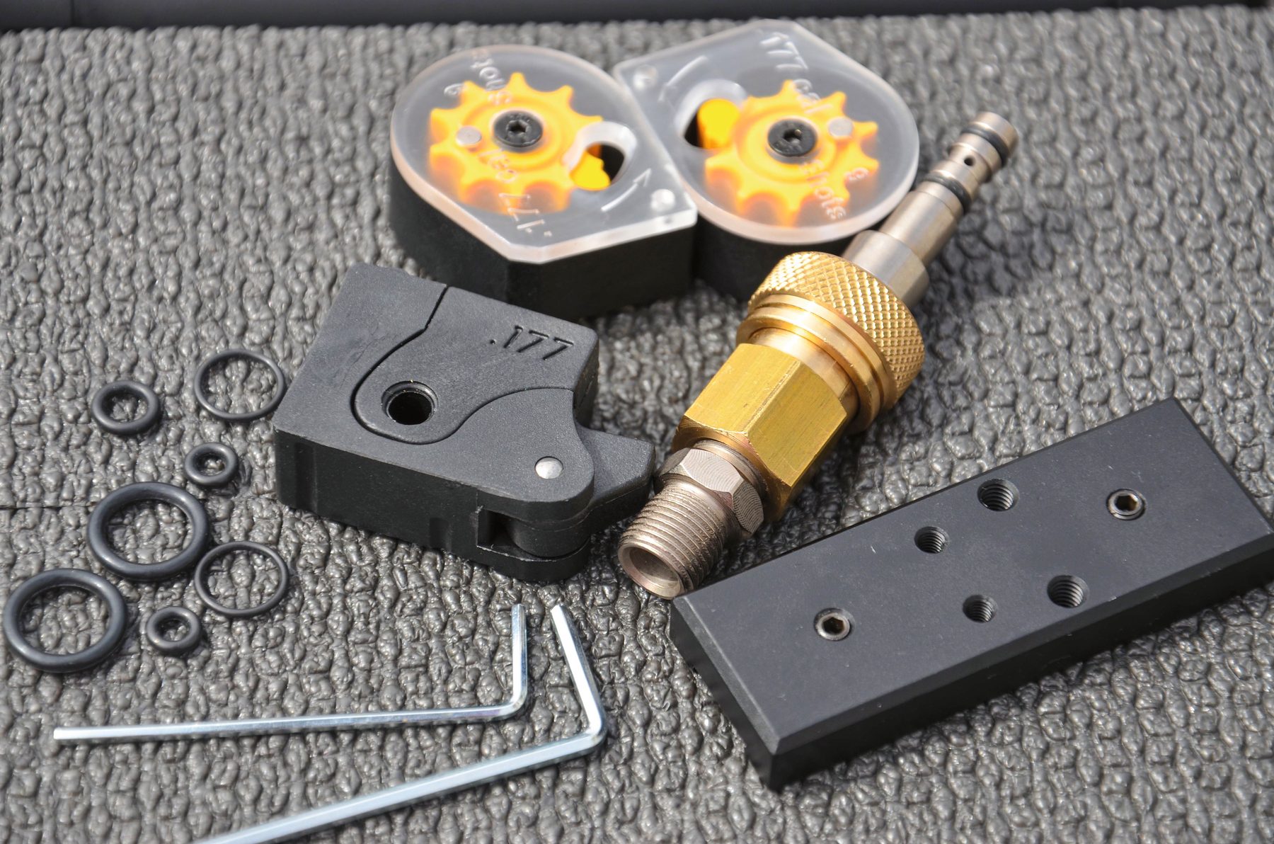 Two magazines, a single-shot tray, the MOS plate, spare seals and Allen keys supplied with the Reximex Mito Race